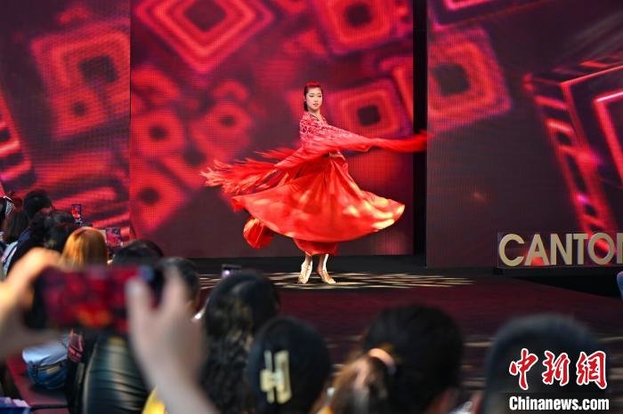 模特在广交会上展示特色服装。　陈骥旻 摄