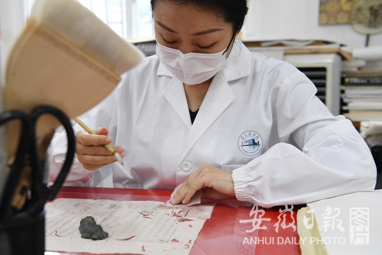 4月25日，在省博物院文物科技保护中心古籍修复室，张进进修复清刻本《补蕉丛训》。