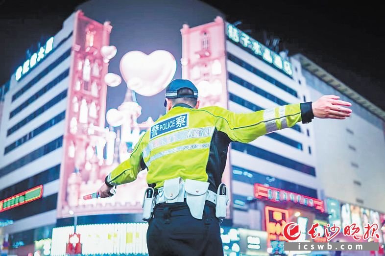 “五一”假期,长沙交警在解放西路指挥交通。 长沙晚报通讯员 彭滔 摄