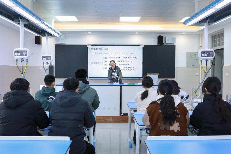 郑州市第五十六高级中学:三尺讲台天地宽,一寸丹心育桃李