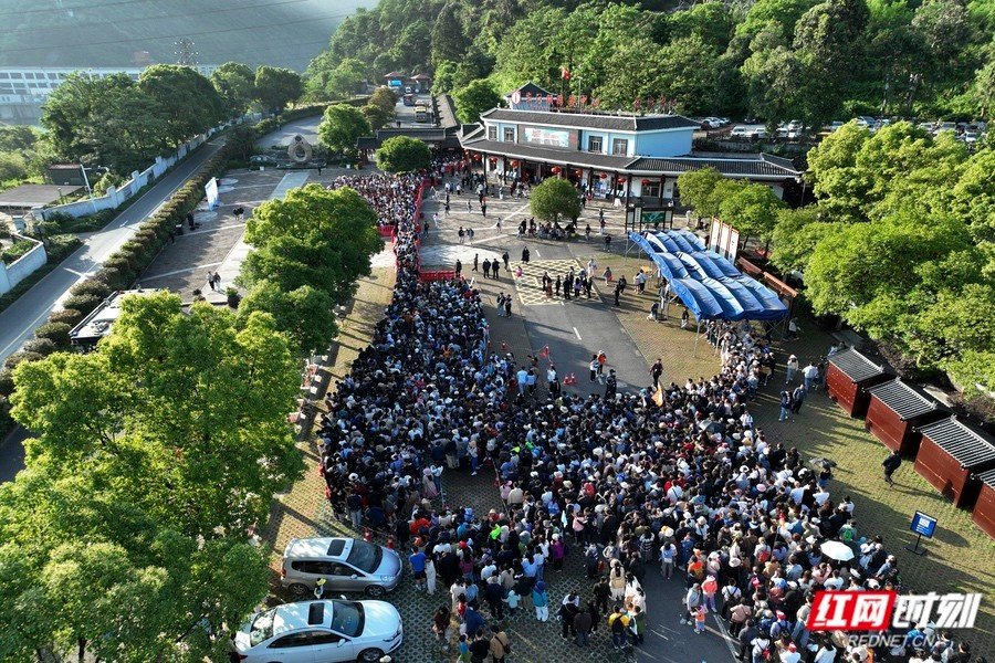 东江湖景区游客中心，游客正在排队候车进入景区。何洪海/摄