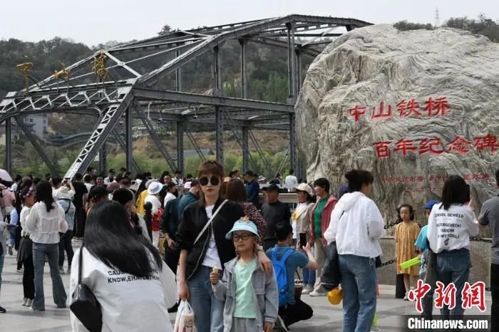 图为游客在中山铁桥百年纪念碑前合影留念 戴文昌 摄