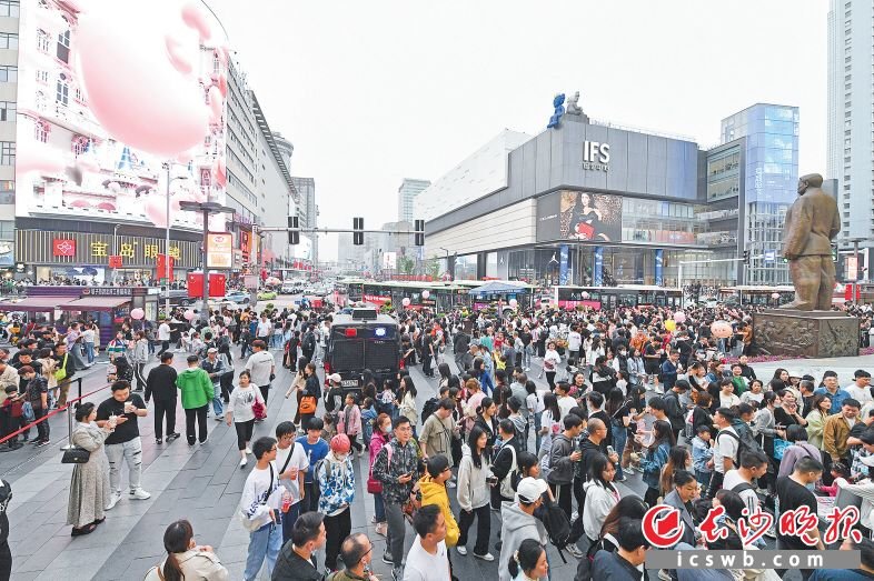 29日下午，在五一商圈司门口、太平老街、黄兴南路步行商业街等地，人流如织。 王志伟 摄