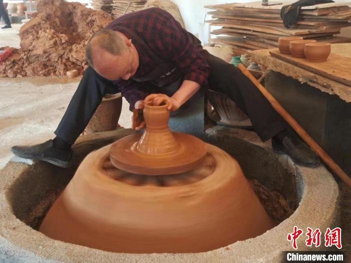 图为制陶师傅正在制作陶瓷。　商城县委宣传部供图