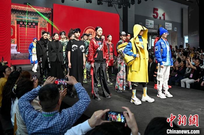 模特在广交会上展示特色服装。　陈骥旻 摄