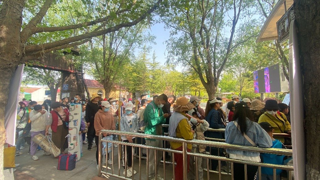 五一假期城阳翠林云庄乡村乐园文明引导，游客秩序井然