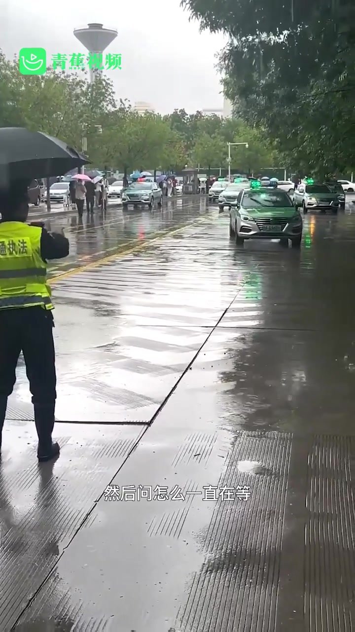 男子回应交警雨天路边帮其拦车：觉得交警的背影特别帅