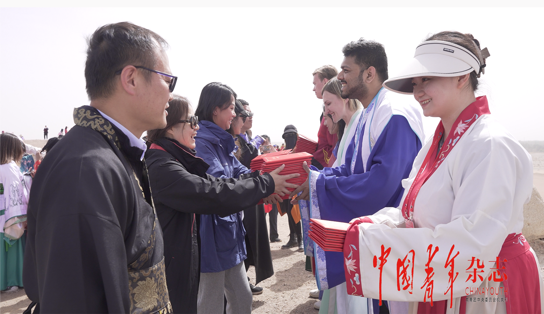 研学团主办、承办、协办单位相关人员为学员们颁发研学证书