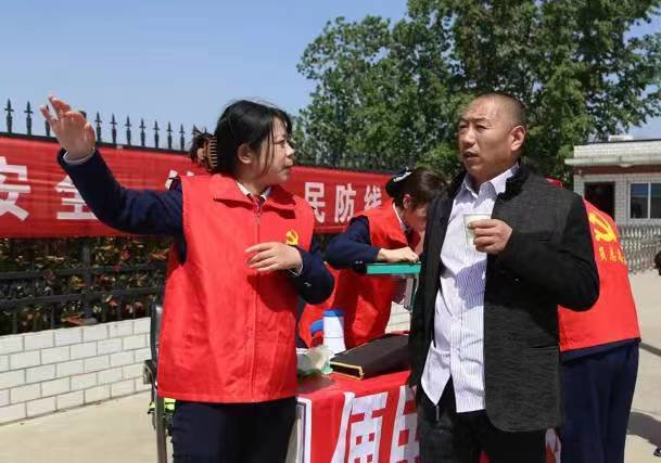 登封东收费站：擦亮假期保通“文明服务窗”