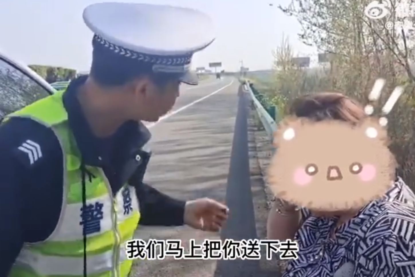 老人骑三轮车误入 亳州高速交警及时带离