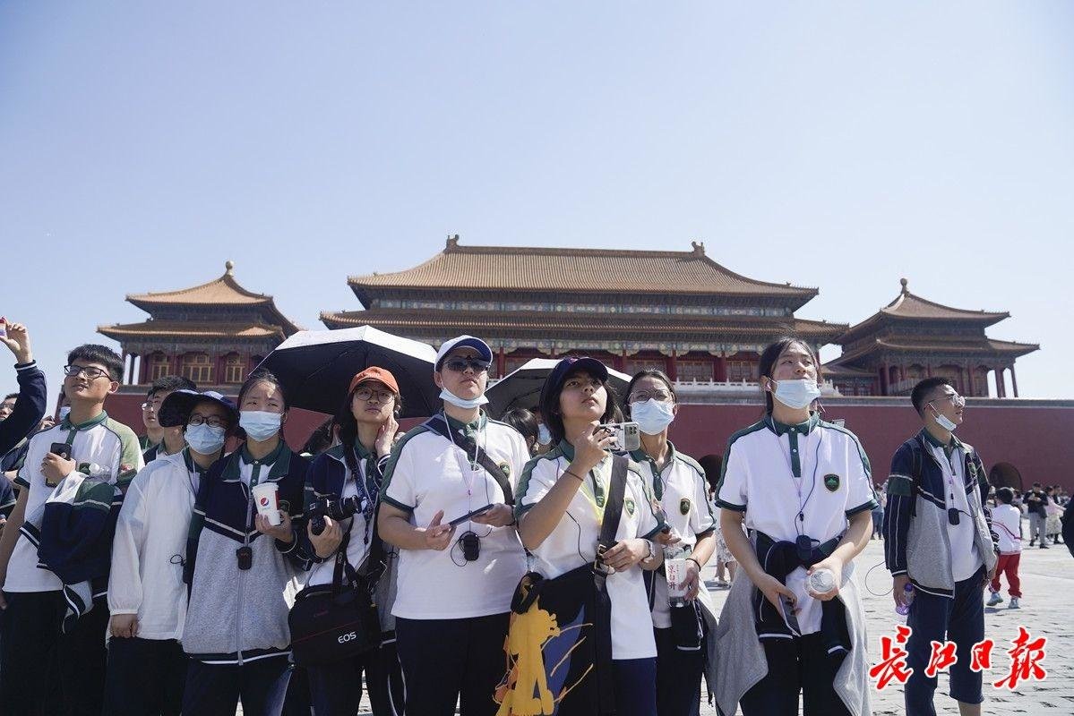 同学们游览故宫博物院。长江日报记者彭年 摄