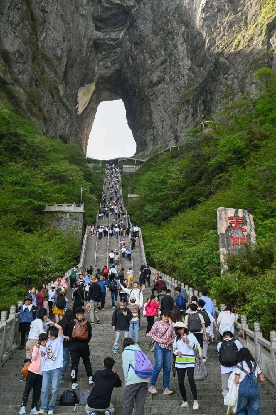 张家界天门山景区开启“人从众”模式