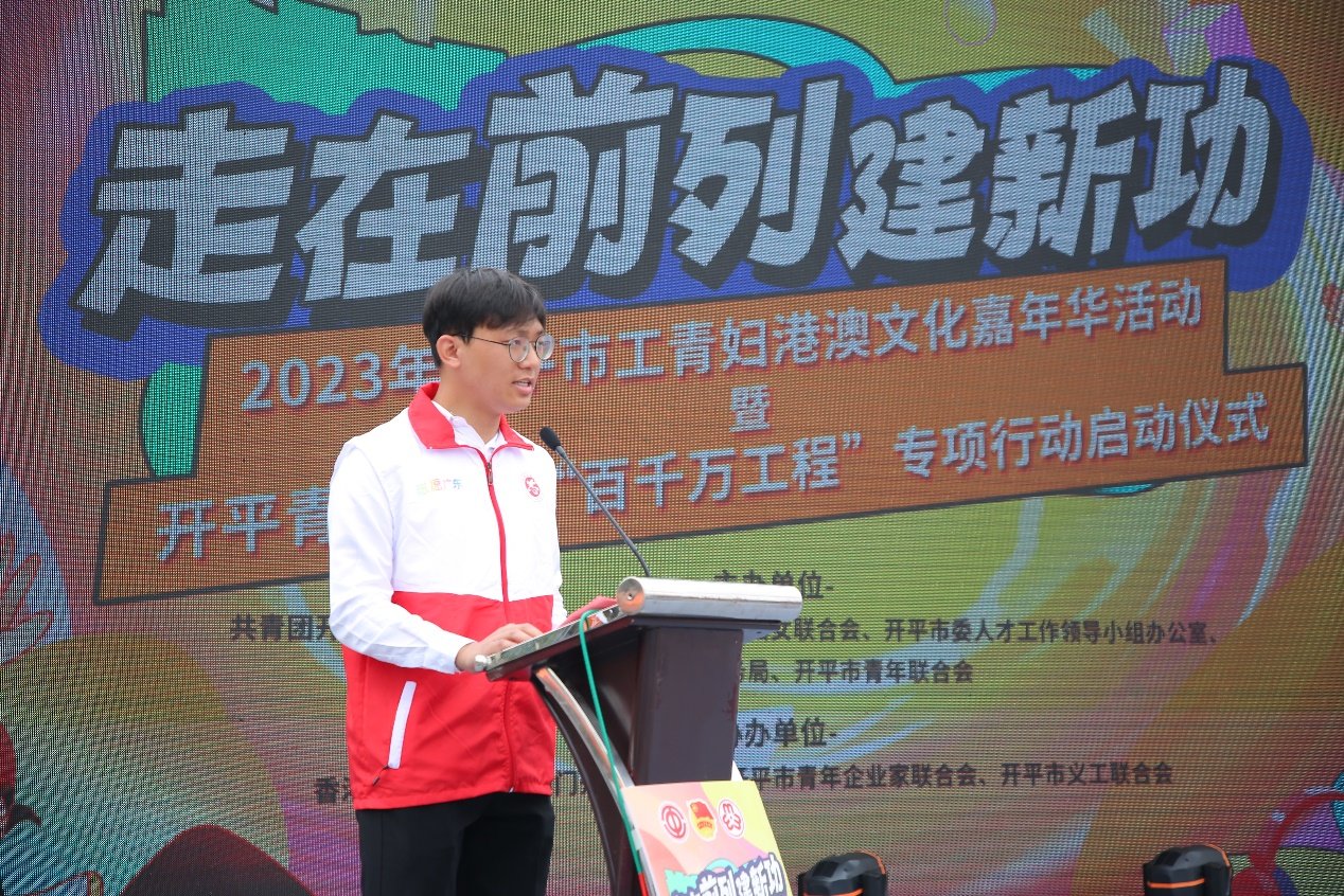 学生代表宣读倡议书