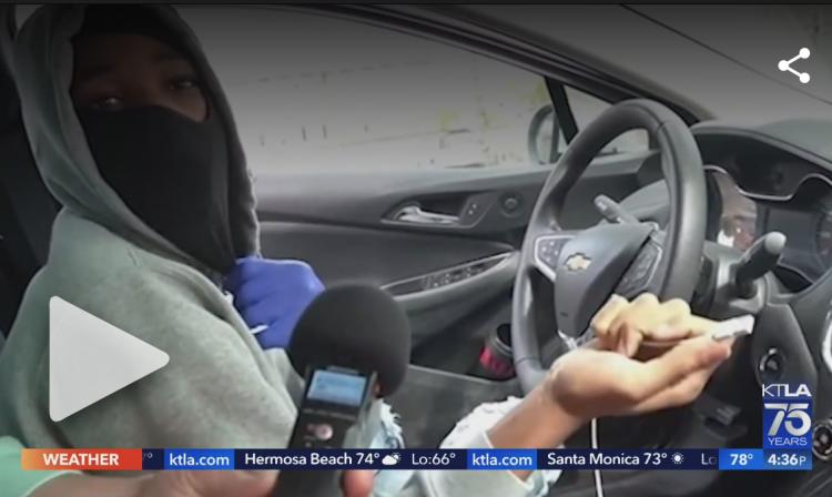 名为“起亚男孩”的犯罪团伙演示爆窃操作 图片来源:KTLA-5
