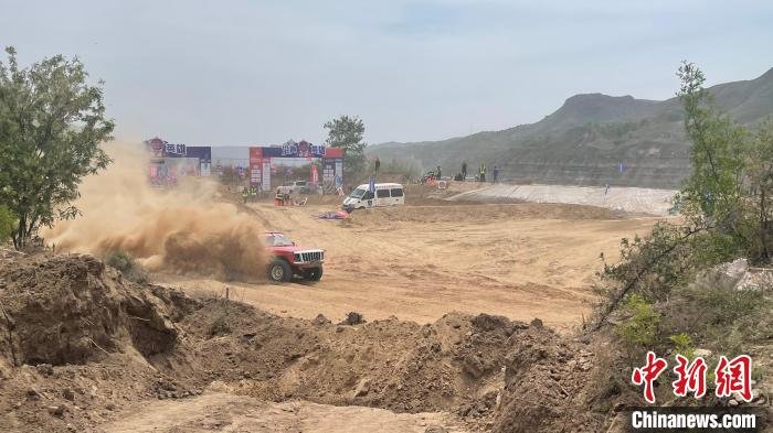 黄河岸边上演“速度与激情”180名赛车手山西大宁“秀”车技