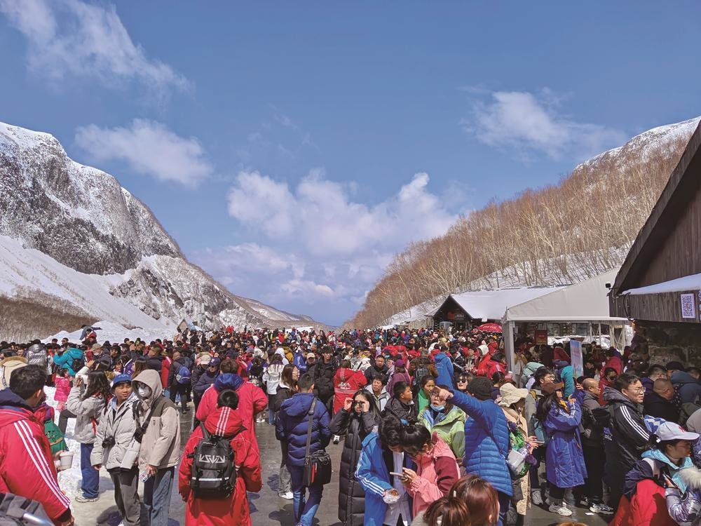 长白山景区接待游客4.38万人次，营业收入650.5万元，分别恢复至2019年同期的94.29%、110%。