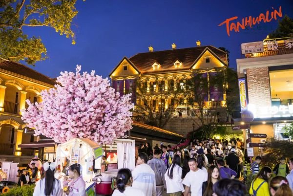 昙华林夜晚人流如织。通讯员供图