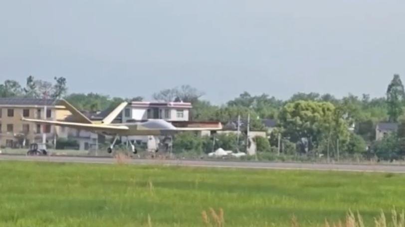 国产大型无人机翼龙-2H执行演练任务，可在极端情况下飞行