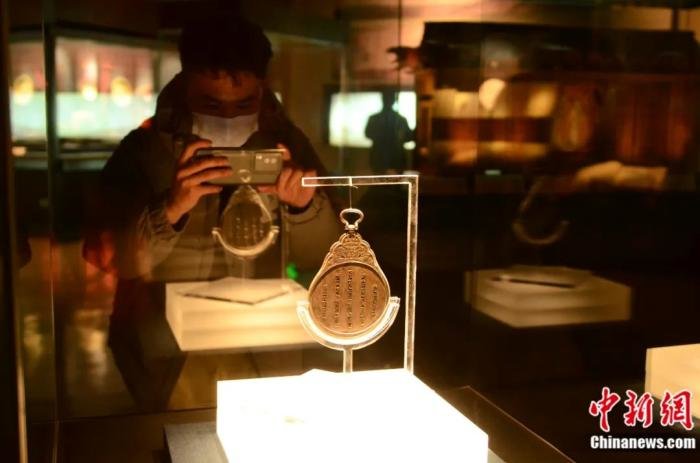 元代八思巴文银字符牌 戴文昌 摄