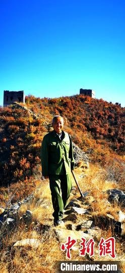 图为巡护长城时的张鹤珊。 张鹤珊供图