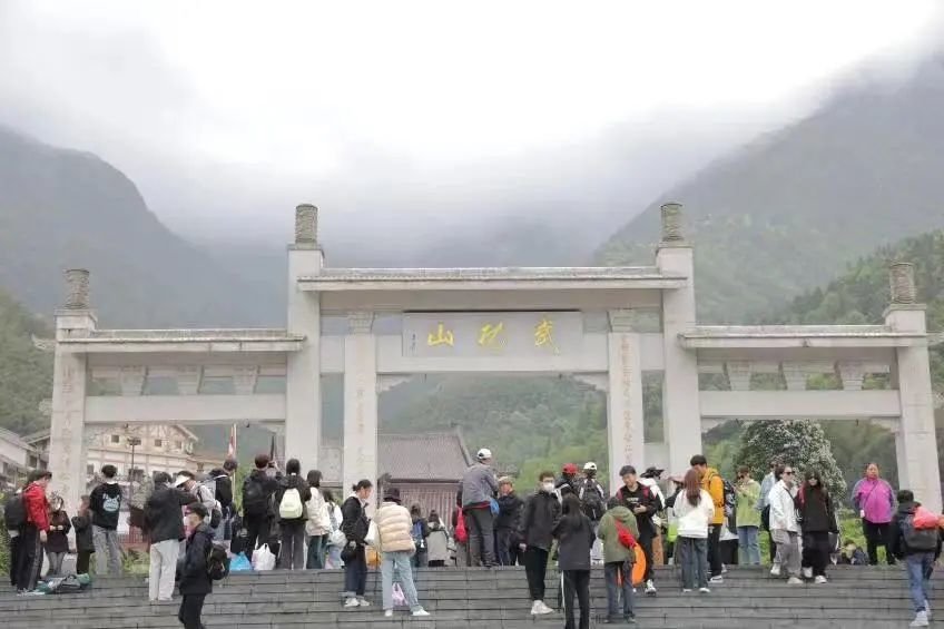 五一假期江西旅游火爆 南昌各景区现“人从众”