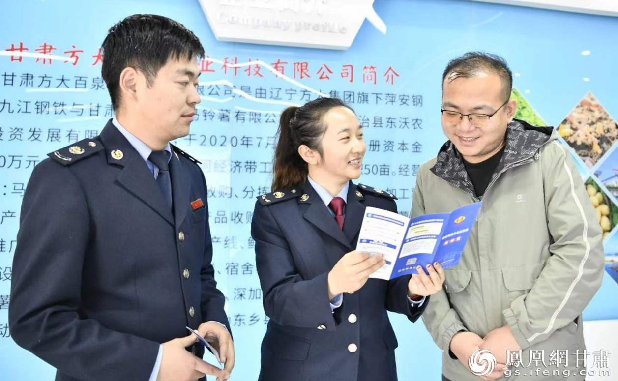 临夏州东乡县税务干部在甘肃方大百泉农业科技有限公司宣讲优惠政策 马斌 摄