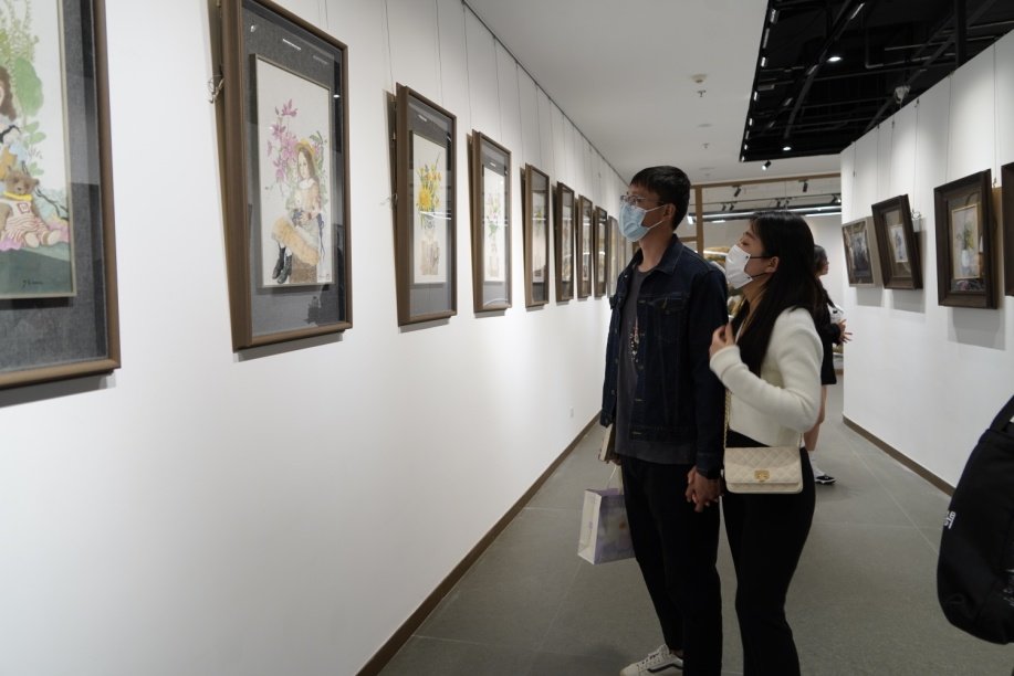 展厅内观众络绎不绝