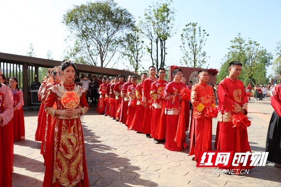 益阳市“花田喜事&middot;天赐良缘”浪漫园林集体婚礼现场。