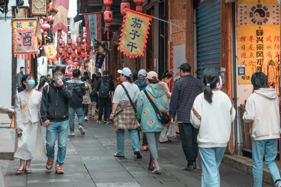 五一假期江西旅游火爆 南昌各景区现“人从众”