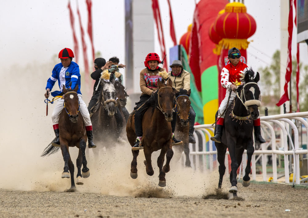 4月30日,选手参加赛马比赛.新华社发(高宏善 摄)