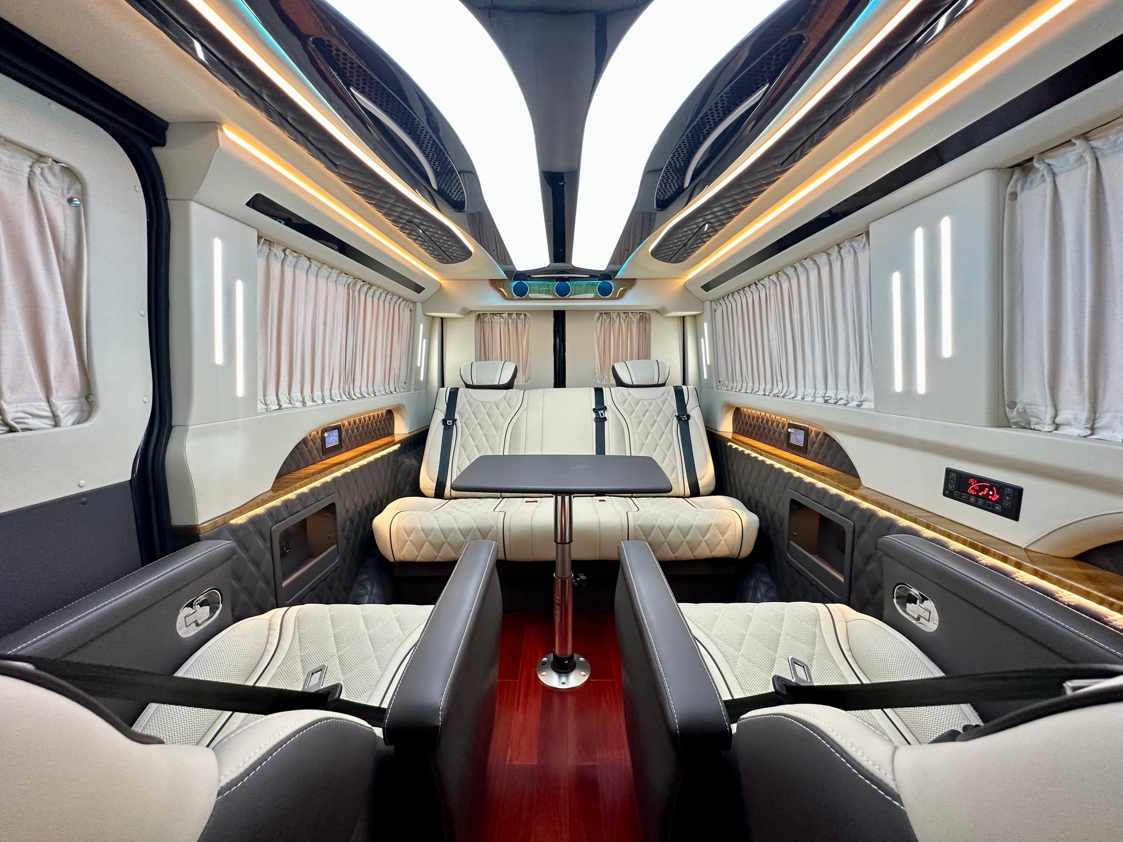 全新进口依维柯七座全隔断豪华商务车