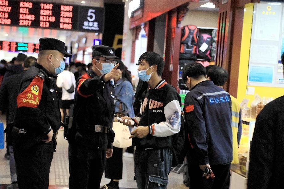 铁路民警为旅客提供“乘车指引”，热情回答旅客问询。周延民 摄