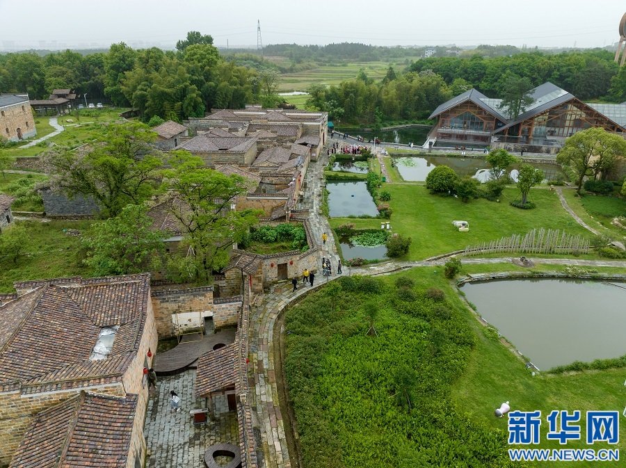 在合市镇游垫村，游客正在游玩观景。新华网发 邓兴东 摄