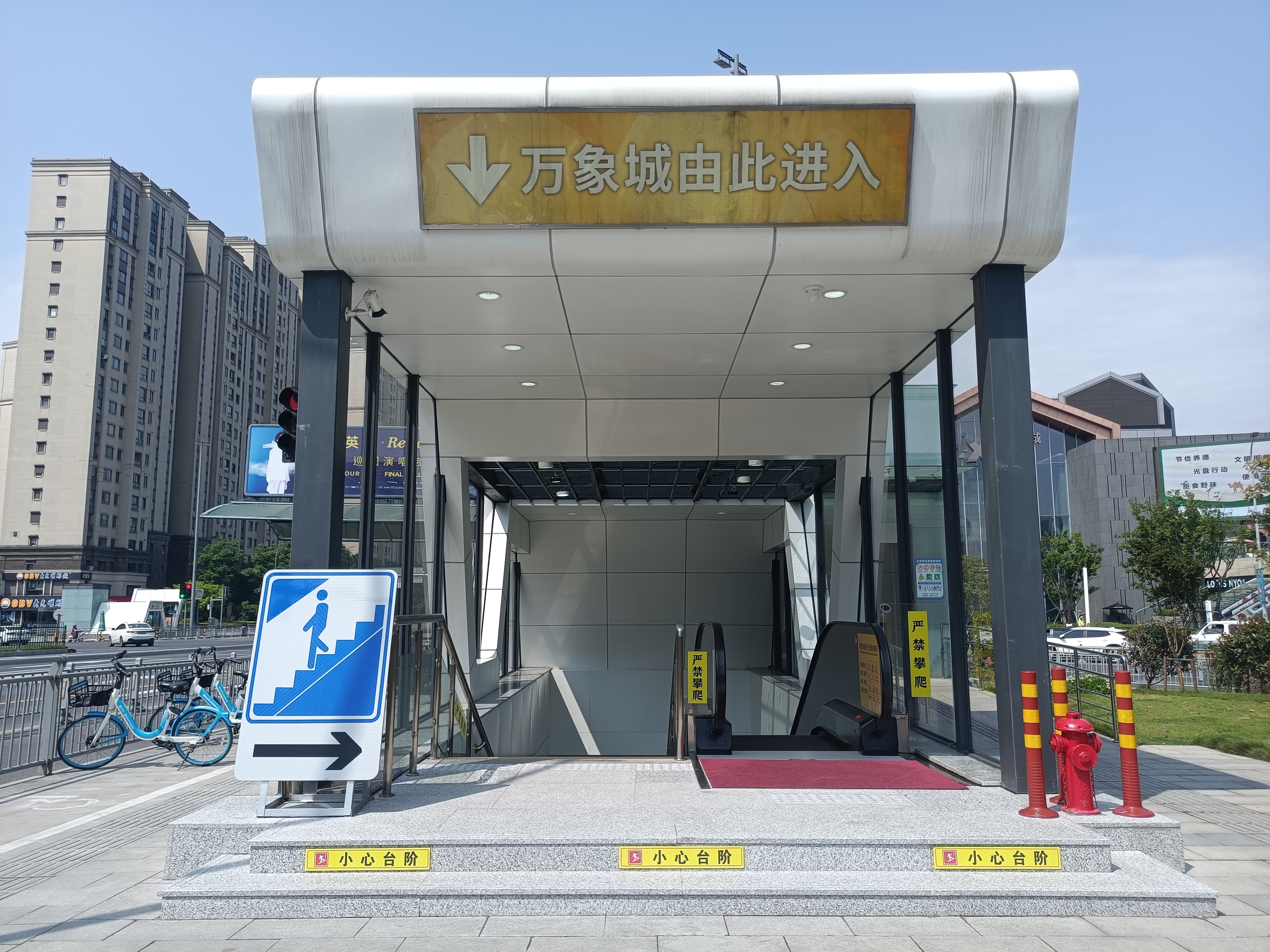 边走边咯噔的感觉不见了环城北路地道出入口台阶焕新上线