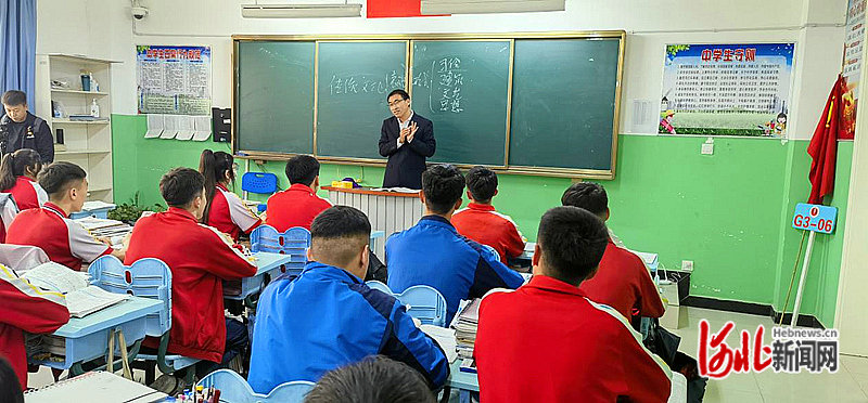 庞胜利给学生们上课1_副本.jpg