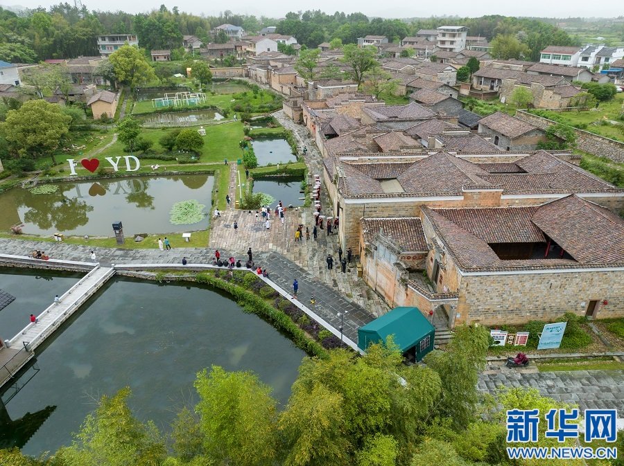 在合市镇游垫村，游客正在游玩观景。新华网发 邓兴东 摄