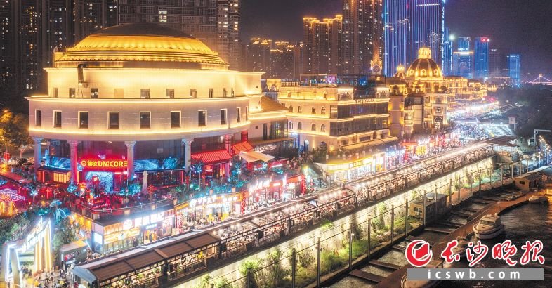 夜晚的渔人码头热闹非凡,烟火气十足。长沙晚报全媒体记者 邹麟 摄