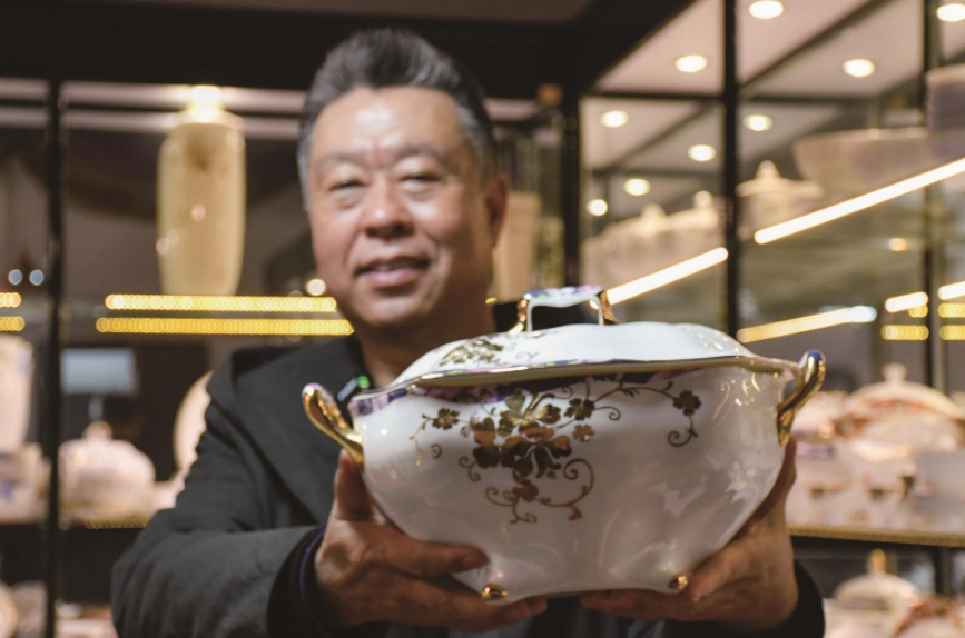 戴佩维展示作品。