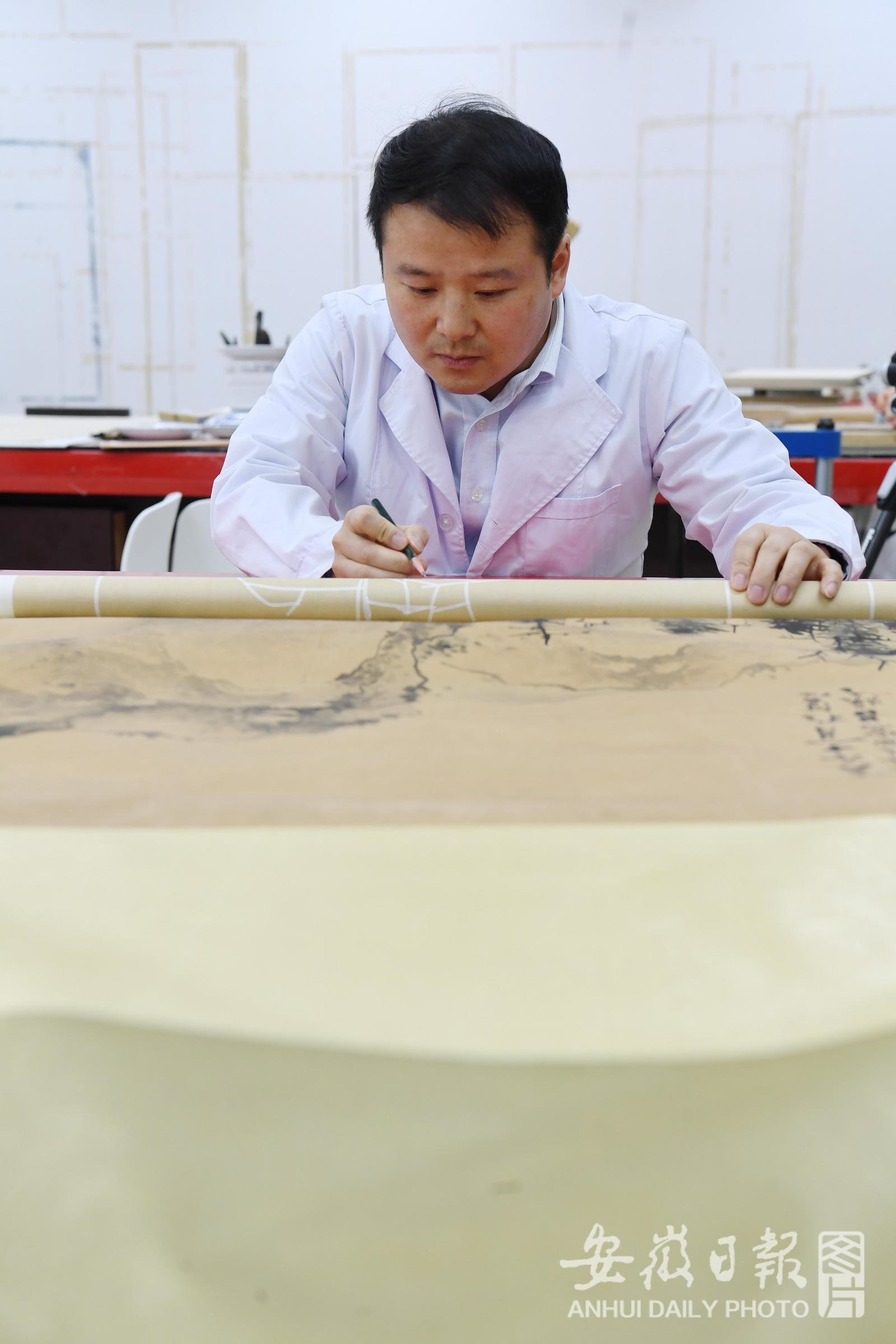 4月25日，在省博物院文物科技保护中心书画修复室，38岁的熊志杰修复清代吕焕章指画山水堂幅。