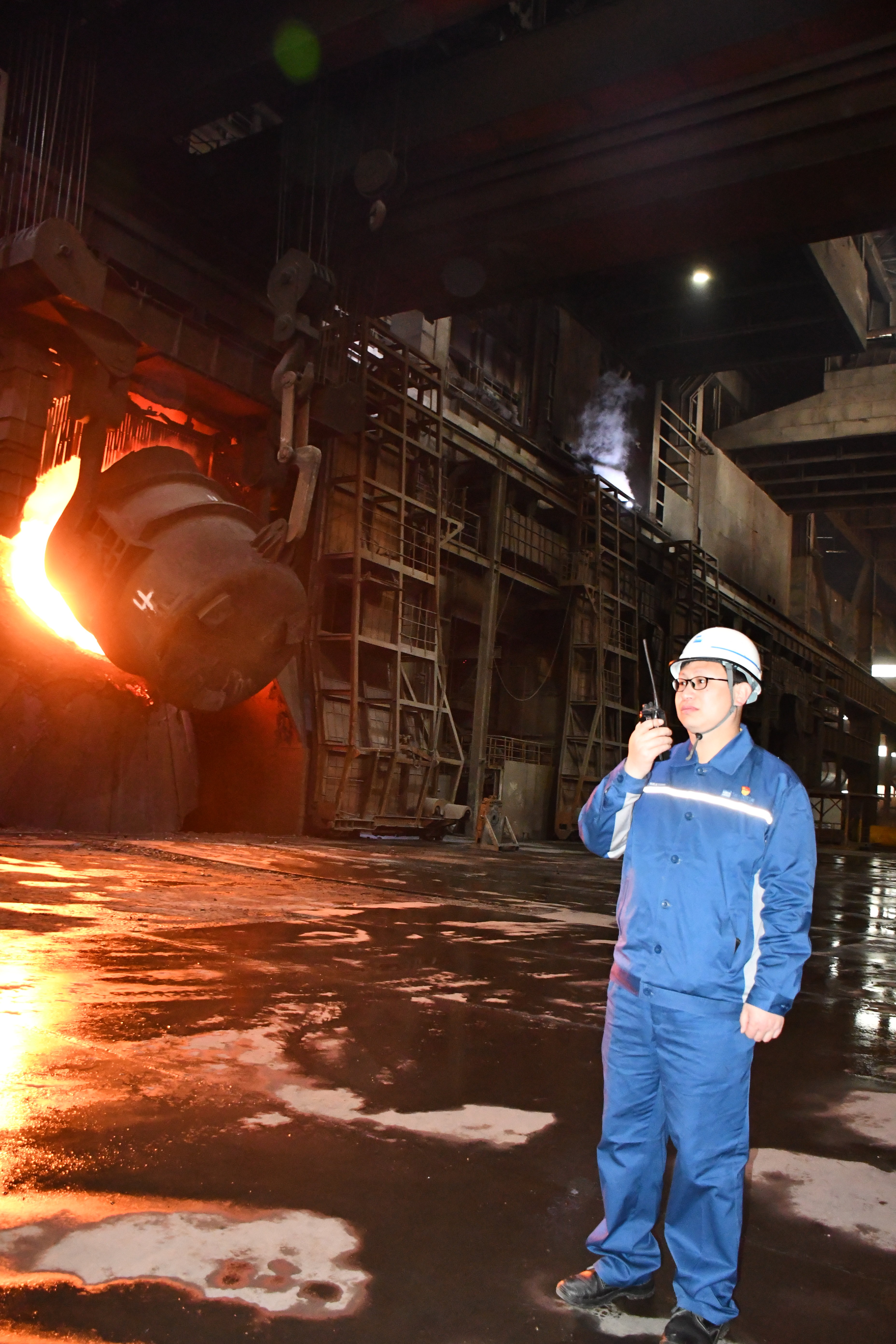 韩鹏龙在河钢集团邯钢公司一炼钢厂转炉平台现场攻关转炉冶炼周期。邯钢公司供图