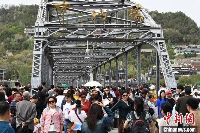 图为游客在中山桥前拍照打卡 戴文昌 摄