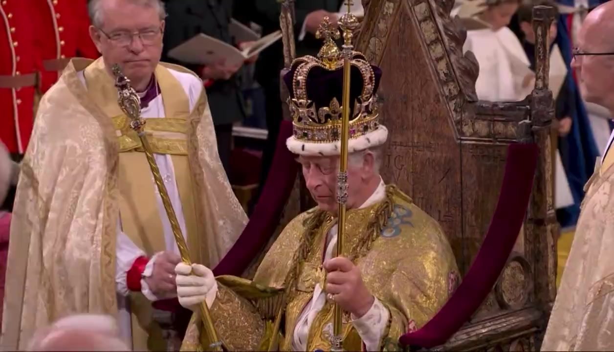 现场视频：英王查尔斯三世正式加冕 戴上王冠