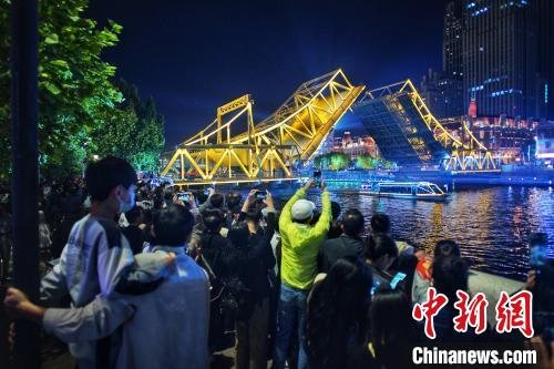 5月1日晚，天津解放桥缓缓张开“双臂”，迎接八方来客。　中新社记者 佟郁 摄