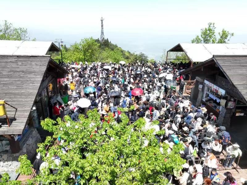 “五一”热度“狂飙”！萍乡武功山景区开启“人从众”