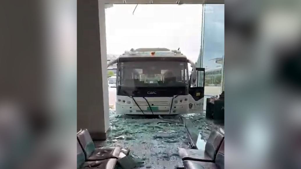 厦门机场回应“摆渡车撞进航站楼”：无旅客受伤，原因正调查