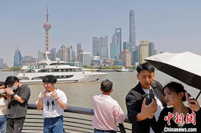 五一假期上海南京东路商圈外滩吸引游客