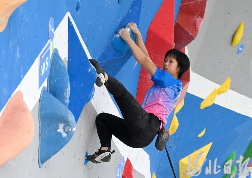 5月2日,在河北省第十六届运动会青少年组攀岩比赛上,运动员在进行攀石赛。