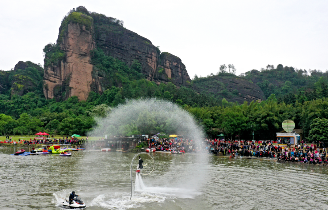 五一假期江西旅游火爆 南昌各景区现“人从众”