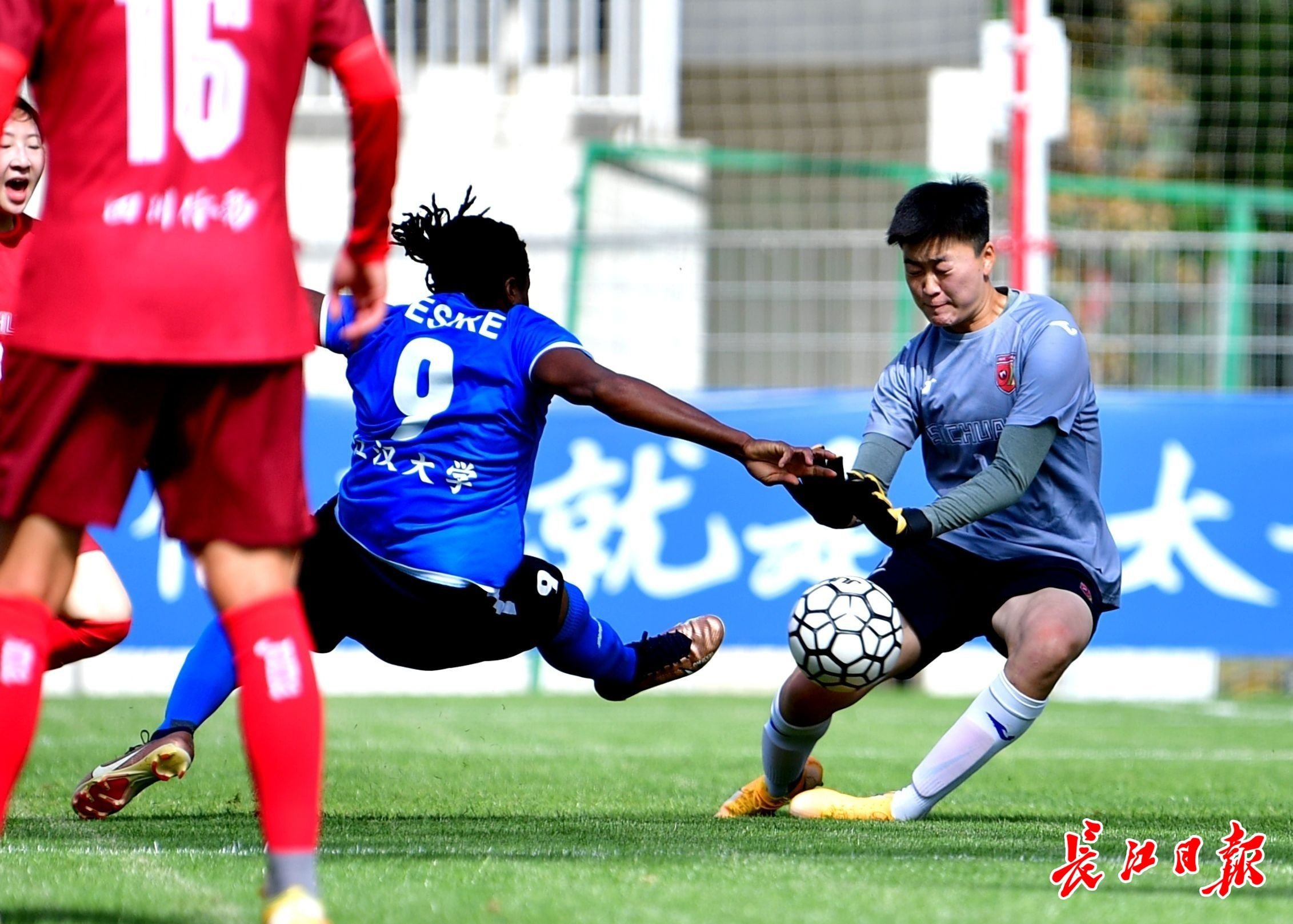 奥帕门前进攻。记者喻志勇 摄