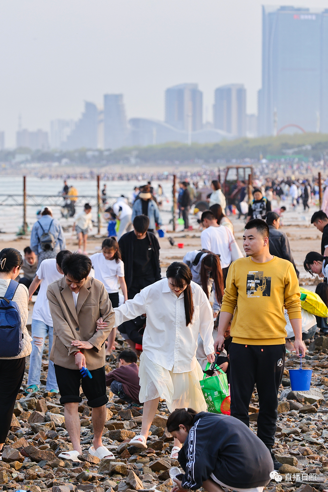 烟台第一海水浴场赶海图片